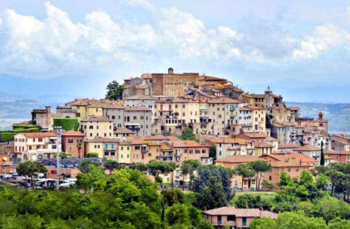 Chiesa e campagna nei dintorni di Chiusi, antica lucumonia etrusca