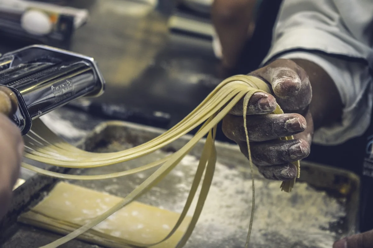 Mani che lavorano la pasta