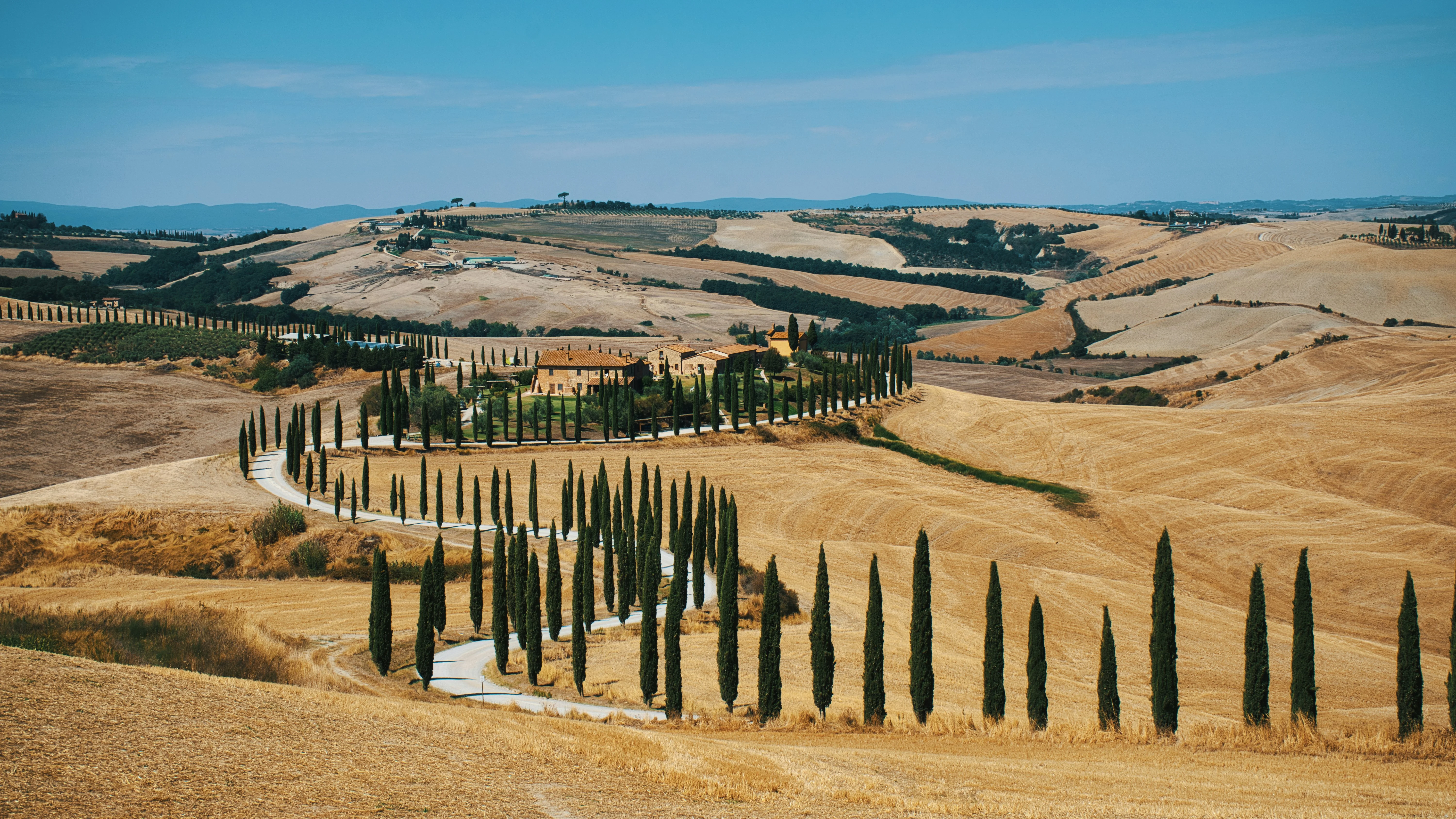 Panorama dei cipressi e delle colline della Val di Chiana, Toscana