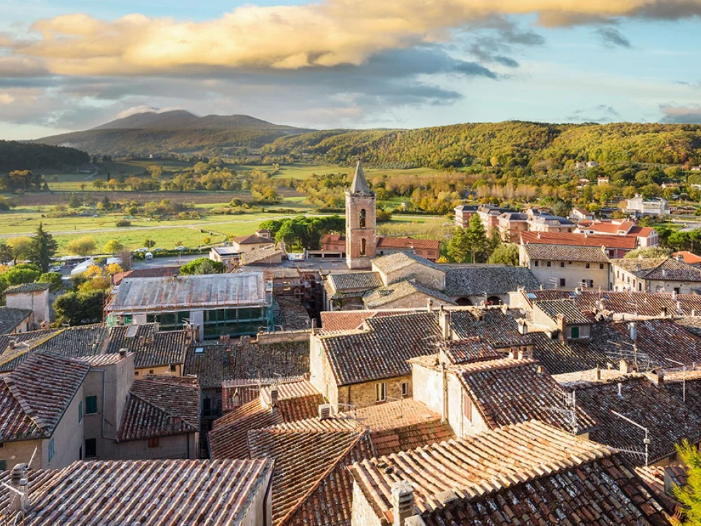 Viale di cipressi toscani verso Sarteano, terra etrusca e medievale