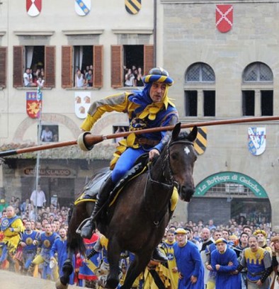 Giostra del Saracino — cavaliere in armatura ad Arezzo