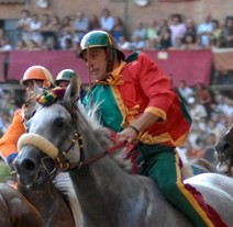 Palio di Siena — cavalieri al galoppo in Piazza del Campo